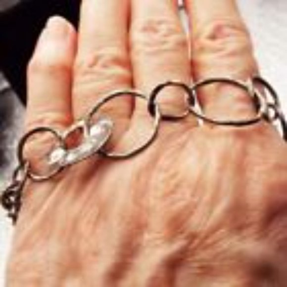 Elegant Silver Chain Bracelet - Picture 3 of 3